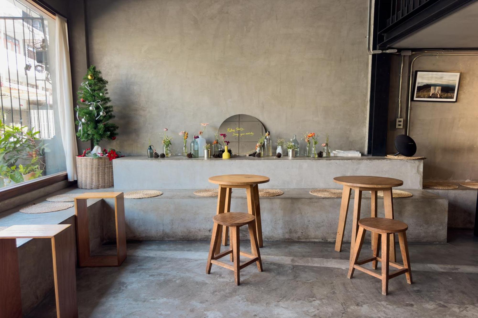 Once In A Blue Moon Cafe And Hostel Чиангмай Екстериор снимка