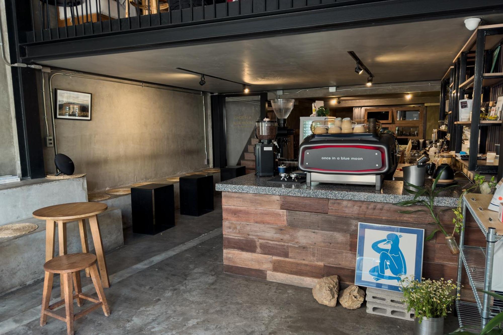 Once In A Blue Moon Cafe And Hostel Чиангмай Екстериор снимка